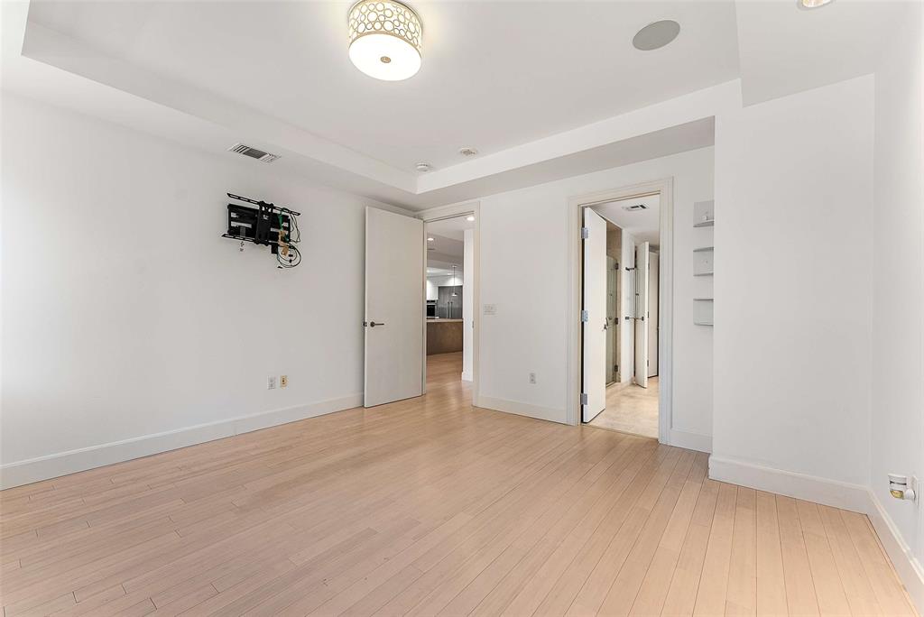 1505 Elm Street, Unit 1003 Dallas, TX 75201 - Photo 20 of 33 an empty room with closet and a white walls