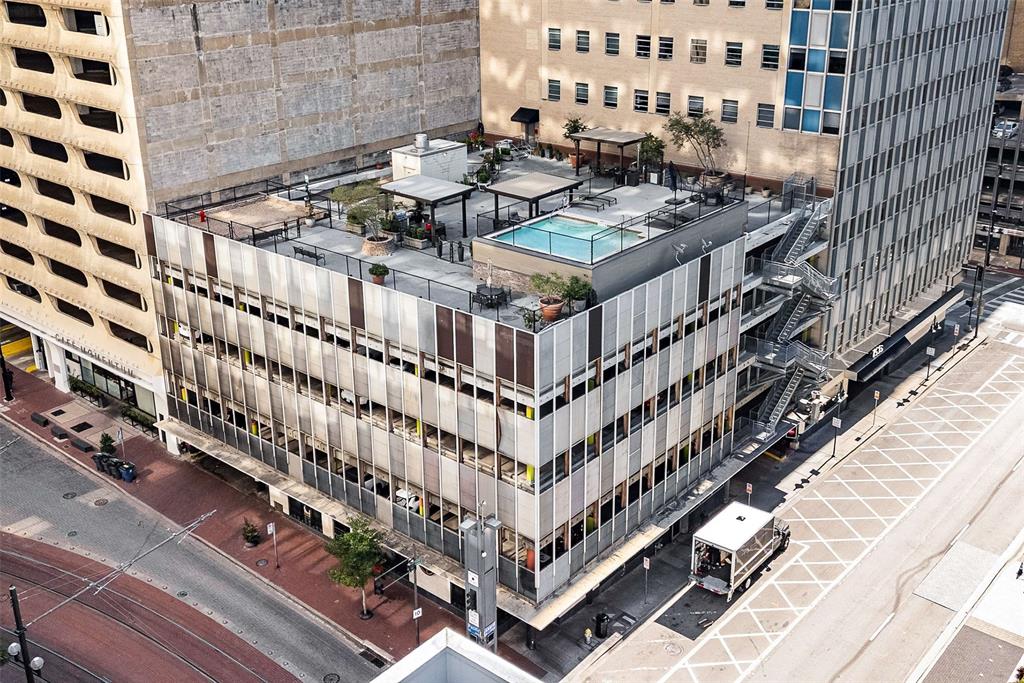 1505 Elm Street, Unit 1003 Dallas, TX 75201 - Photo 32 of 33 a large building with a clock on it