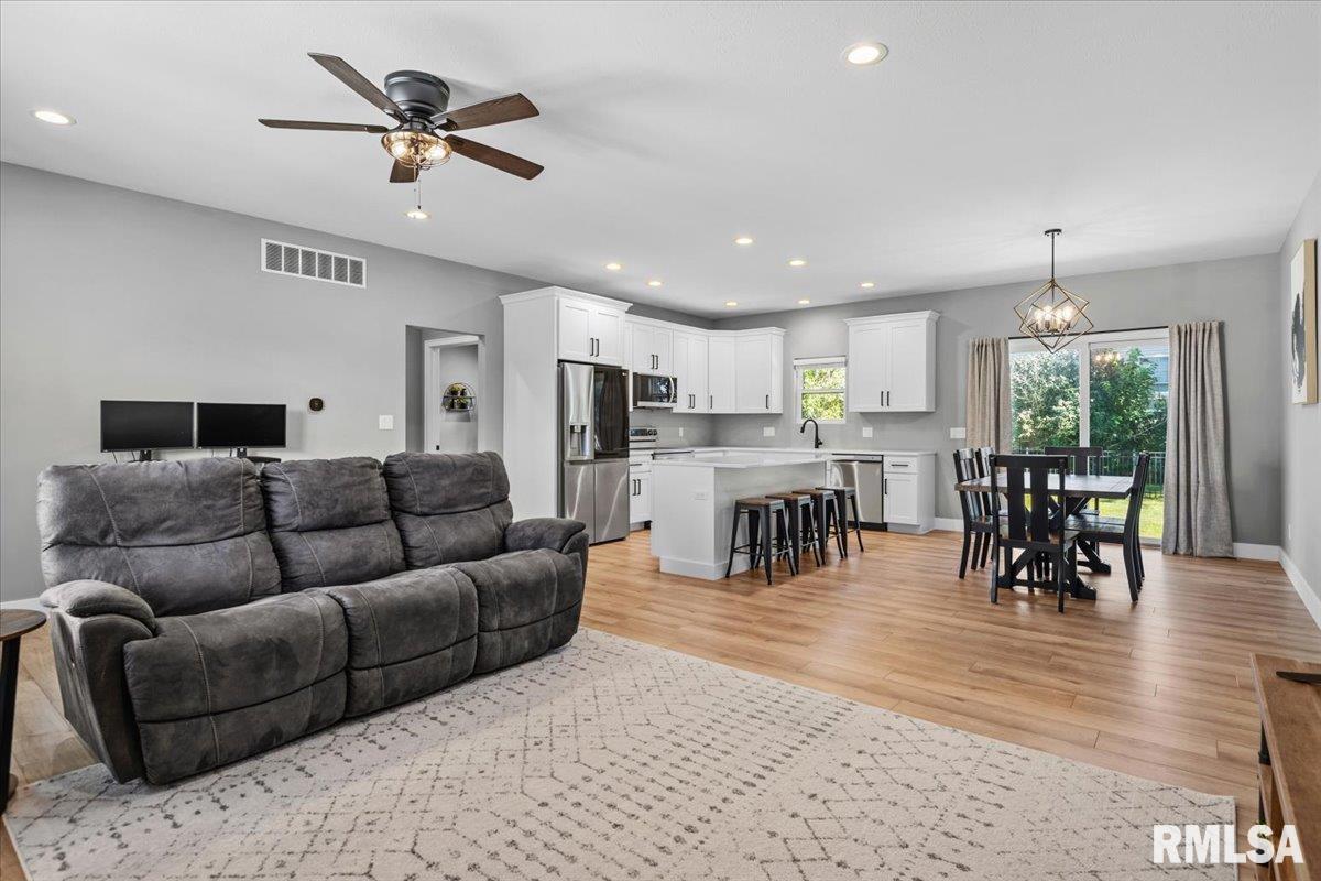 516 Bayberry Lane Athens, IL 62613 - Photo 3 of 28 Gallery Image 3