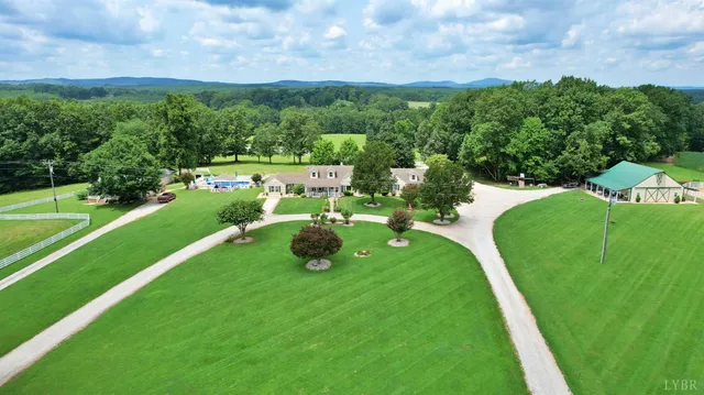 a view of yard with green space
