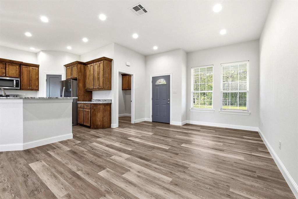 903 West Cardinal Street Ector, TX 75439 - Photo 5 of 35