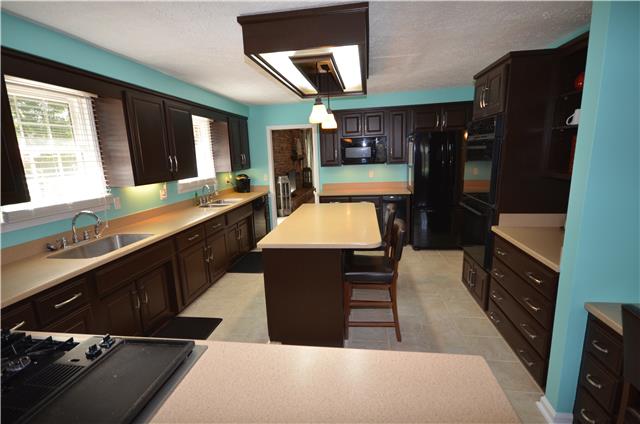 628 Cornwall Road Clarksville, TN 37043 - Photo 12 of 20 View from the Family room into the kitchen