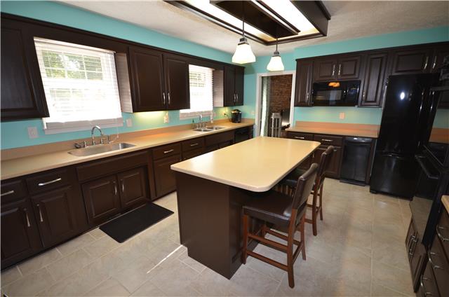 628 Cornwall Road Clarksville, TN 37043 - Photo 9 of 20 Awesome kitchen for the gourmet cook look at all the countertop workspace with kitchen bar