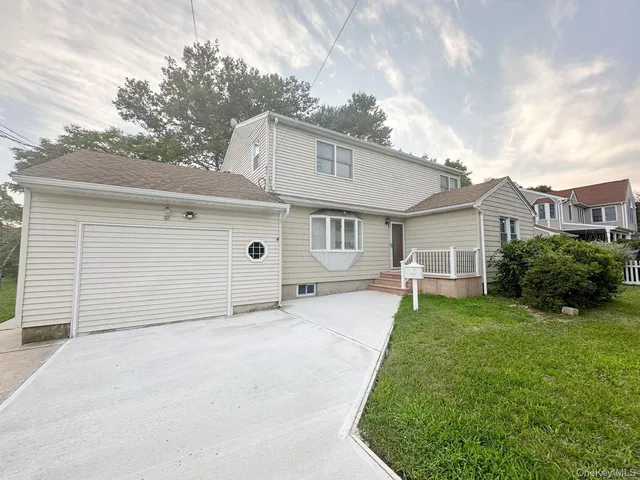 $3,700 | 15 Mida Court, Unit 2A, West Babylon, NY 11704