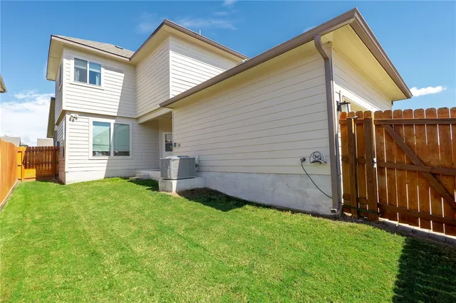 a view of back yard of the house
