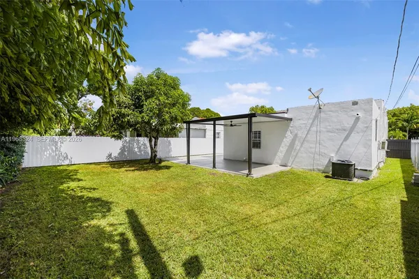 a view of a backyard