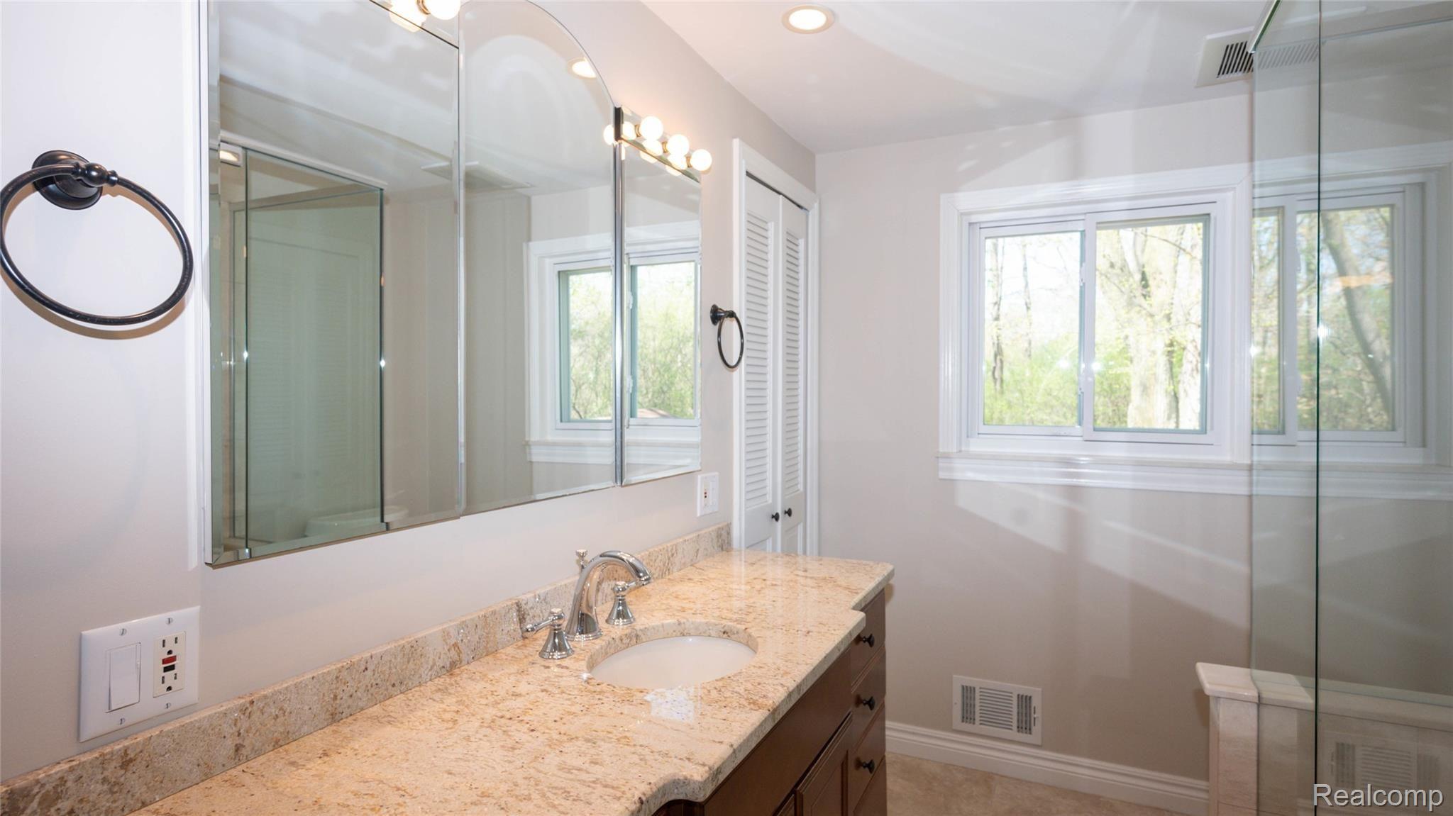 3317 McClure Road Troy, MI 48084 - Photo 25 of 50 033_5 - Copy.jpg