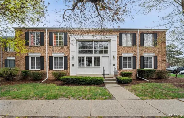 $1,500 | 641 East Fox Hills Drive, Bloomfield Hills, MI 48304