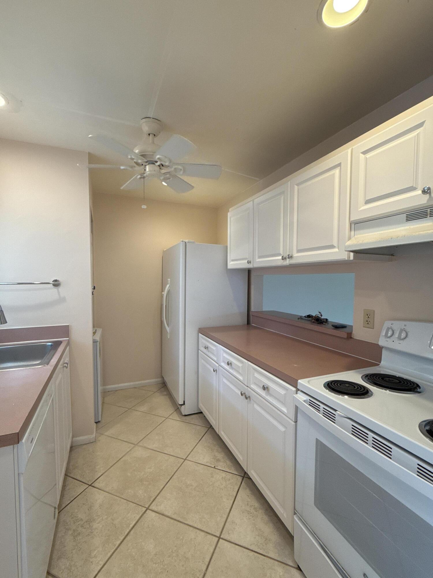 872 Southwest 9th St Circle, Unit 201 Boca Raton, FL 33486 - Photo 12 of 14 Kitchen