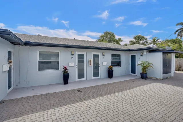 a view of a house with backyard