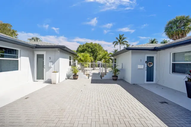 a view of a house with backyard