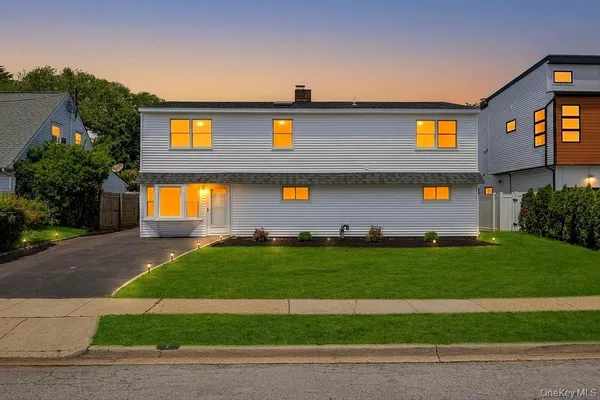 $799,999 | 7 Sunrise Lane, Levittown, NY 11756