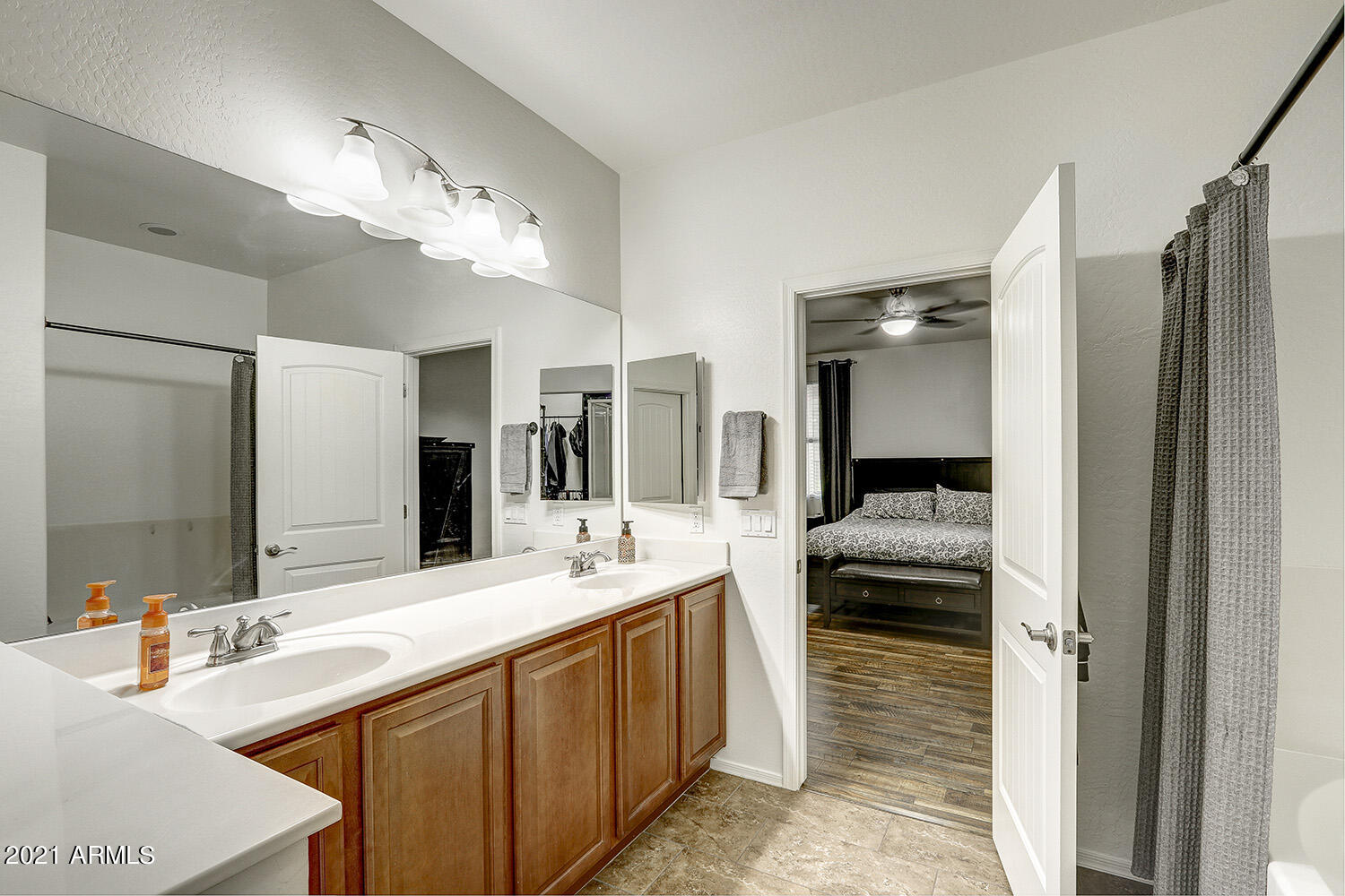 3027 East Charter Oak Road Phoenix, AZ 85032 - Photo 15 of 39 Main Bathroom