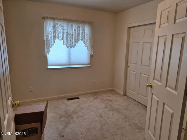 a view of walk in entryway