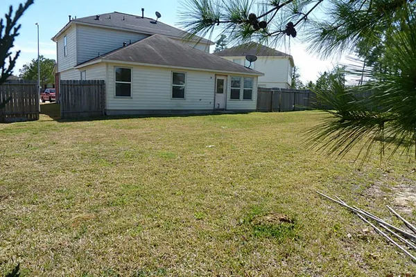 a view of house with a yard