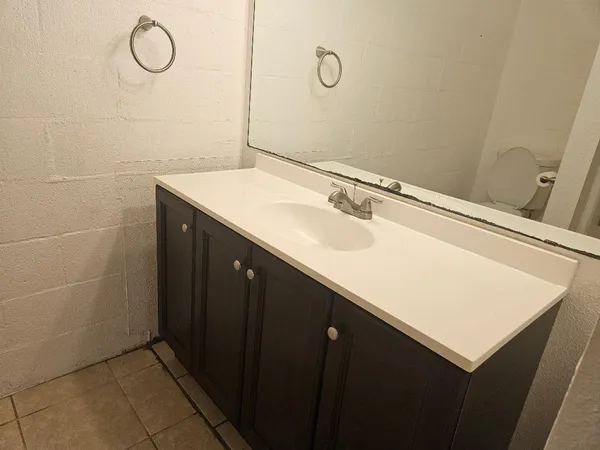 $1,000 | 410 East 9th Street, Unit C, Elgin, TX 78621
