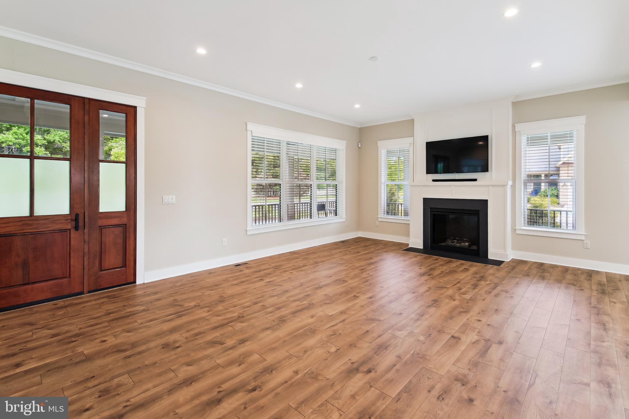Great room w/door to back screened porch
