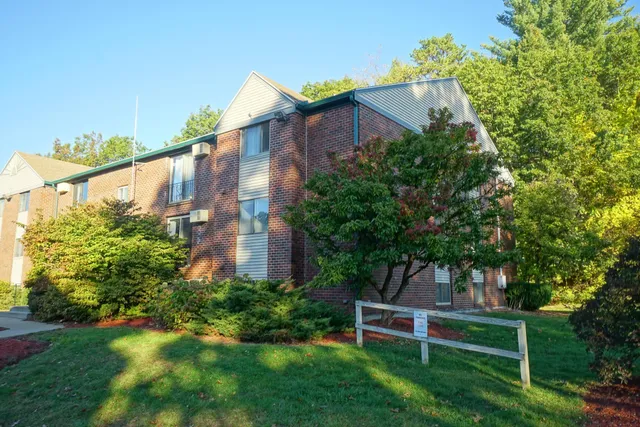 $1,750 | 109 English Village Road, Unit 201, Manchester, NH 03102