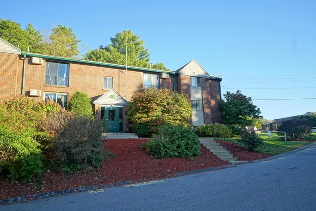 $1,750 | 109 English Village Road, Unit 201, Manchester, NH 03102