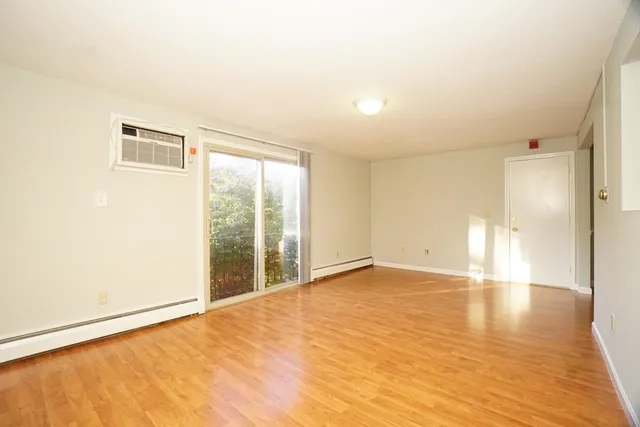 $1,750 | 109 English Village Road, Unit 201, Manchester, NH 03102