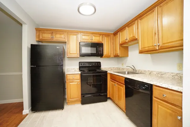 $1,750 | 109 English Village Road, Unit 201, Manchester, NH 03102