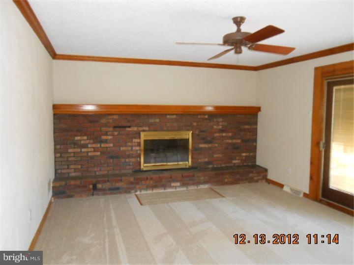 691 Cherry Tree Road Aston, PA 19014 - Photo 12 of 25 Family Room