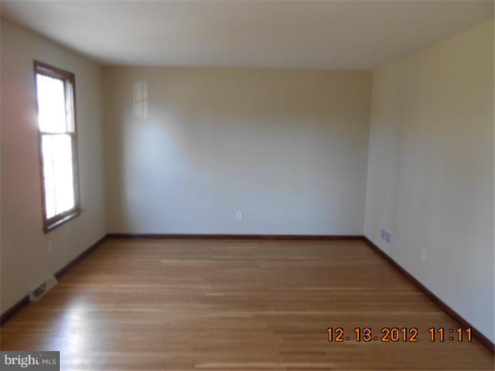 691 Cherry Tree Road Aston, PA 19014 - Photo 6 of 25 Living Room