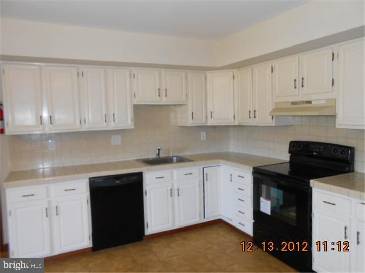 691 Cherry Tree Road Aston, PA 19014 - Photo 9 of 25 Kitchen