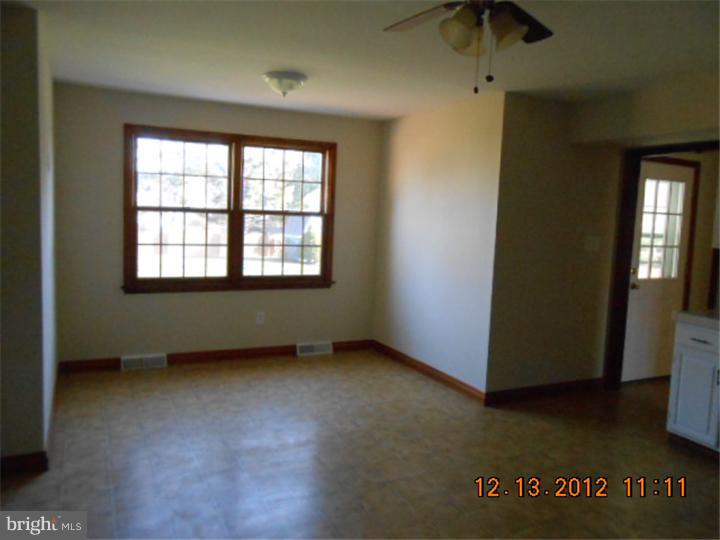 691 Cherry Tree Road Aston, PA 19014 - Photo 10 of 25 Kitchen