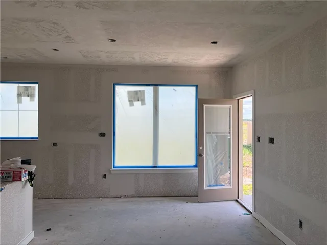 a view of entryway with a workspace