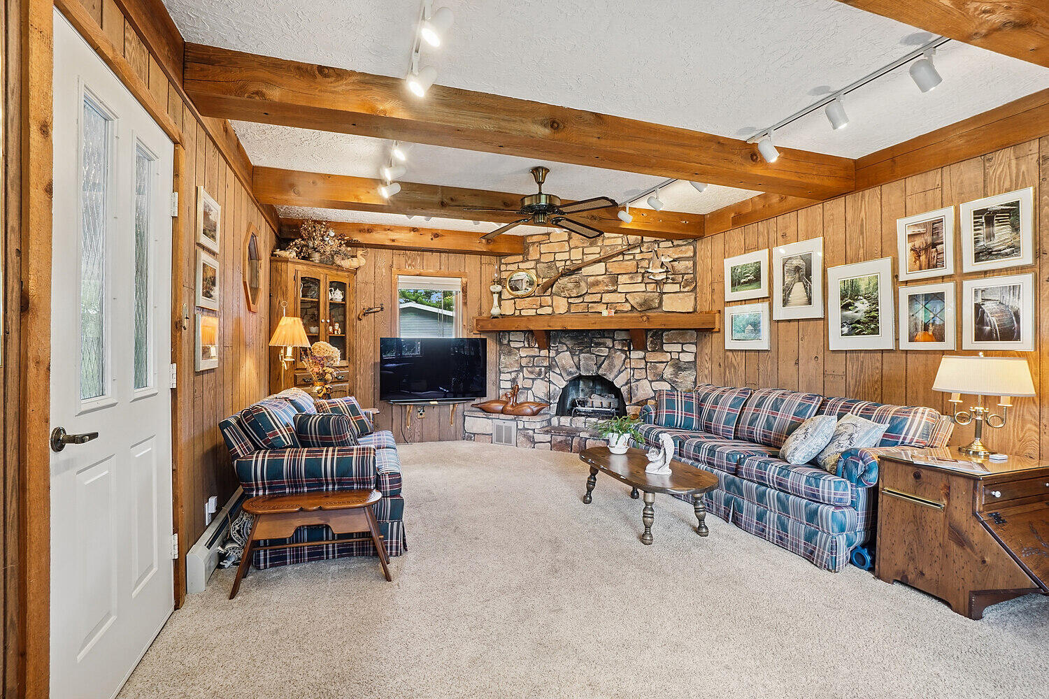 9461 River Road Pleasant Prairie, WI 53158 - Photo 32 of 51 Living Room