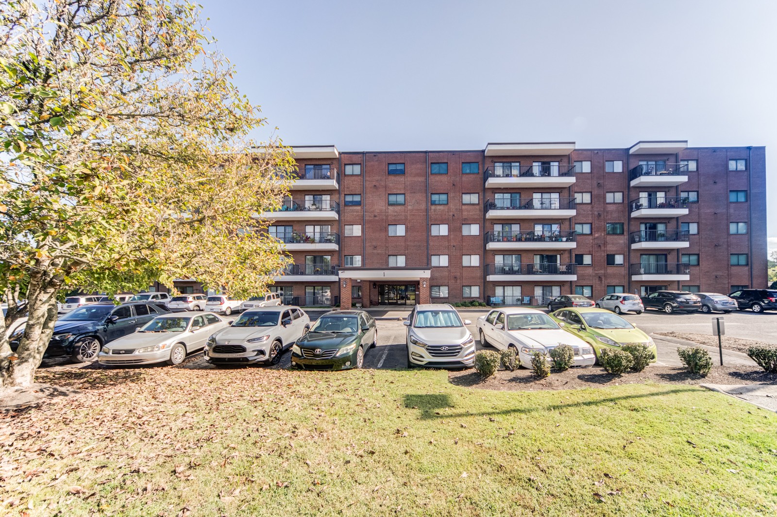 200 Sanders Ferry Road, Unit 1209 Hendersonville, TN 37075 - Photo 25 of 27 a large bed sitting in a bedroom next to a road with tall buildings