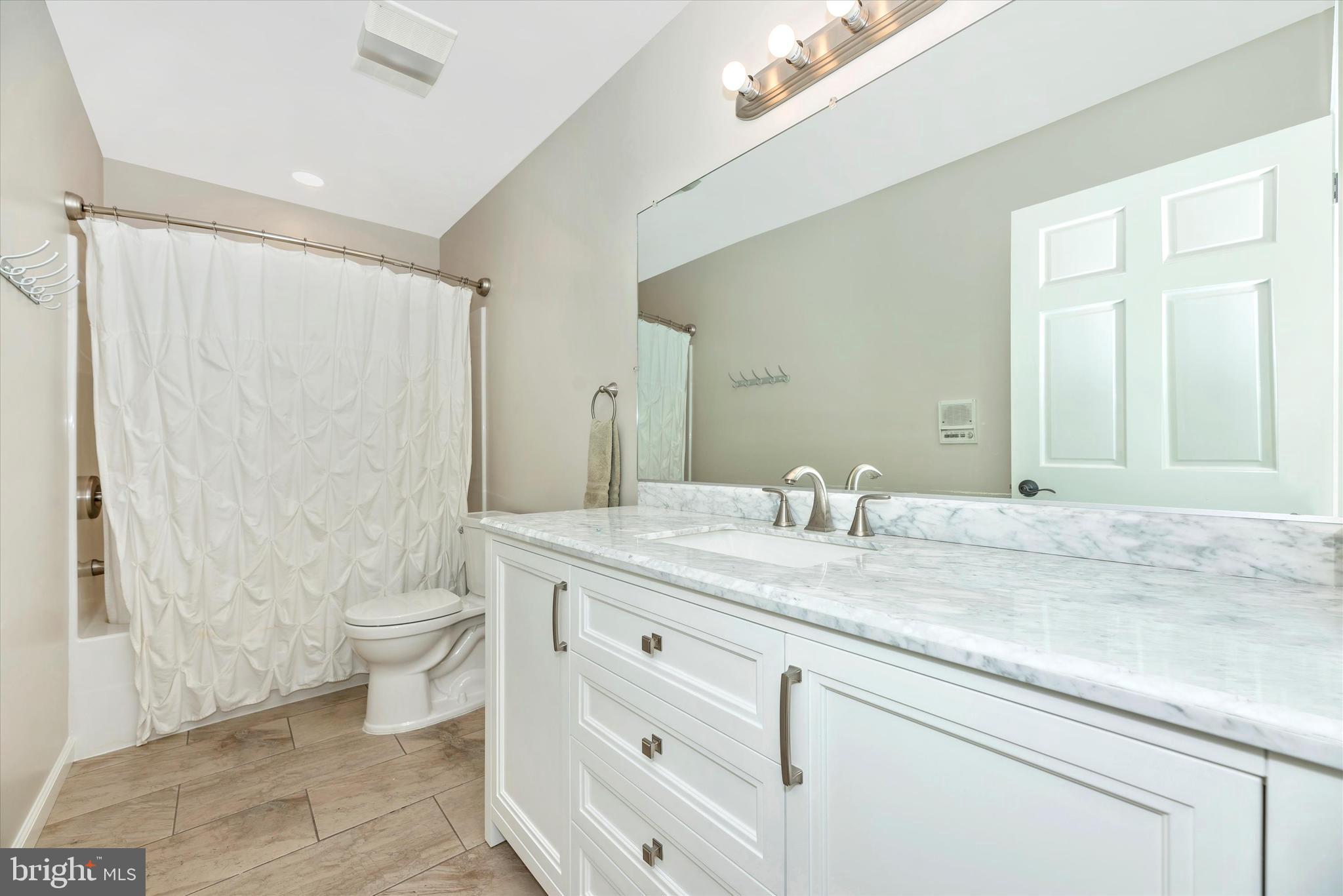 10831 Easterday Road Myersville, MD 21773 - Photo 19 of 49 Bright Hallway Restroom!!