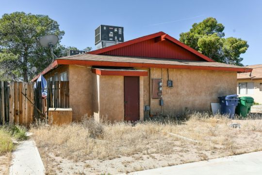 804 Commercial Avenue Ridgecrest, CA 93555 - Photo 5 of 7 a front view of a house with garden
