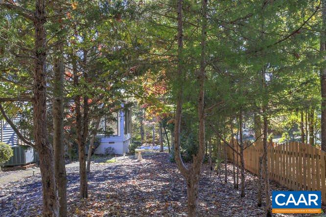 20 Begum Road Palmyra, VA 22963 - Photo 8 of 32 a backyard of a house with outdoor seating