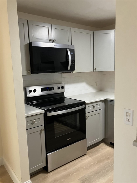 9 Davis Road, Unit C1 Acton, MA 01720 - Photo 9 of 20 a kitchen with a stove and a microwave