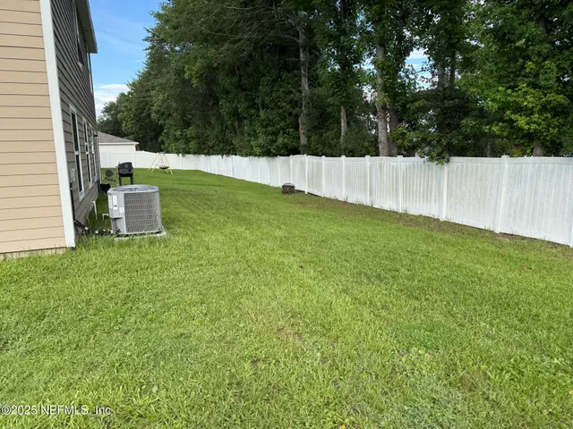 a view of a backyard