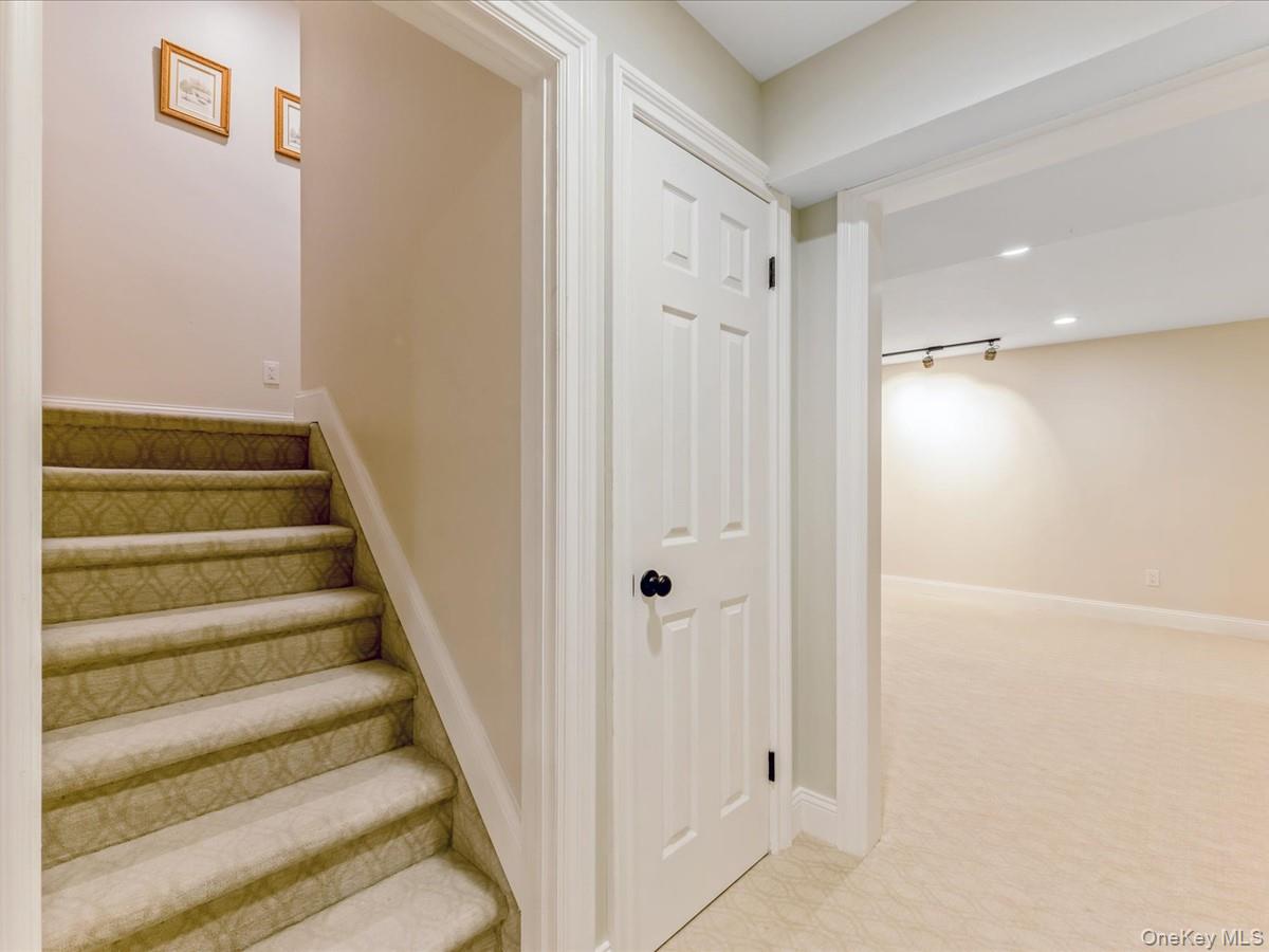 54 Harvard Road, Unit 54 Manhasset, NY 11030 - Photo 36 of 48 a view of entryway