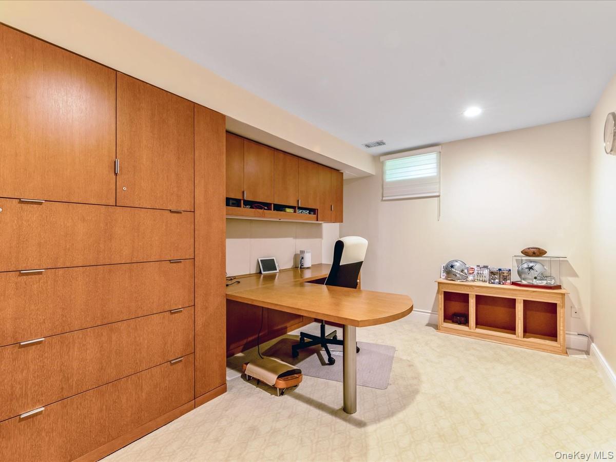 54 Harvard Road, Unit 54 Manhasset, NY 11030 - Photo 39 of 48 a workspace with furniture