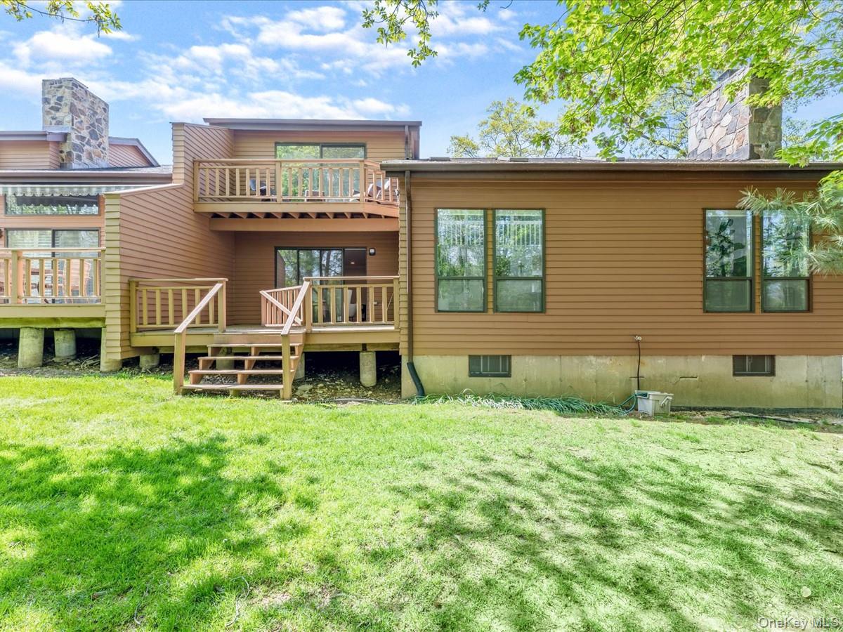 54 Harvard Road, Unit 54 Manhasset, NY 11030 - Photo 44 of 48 a house view with a garden space