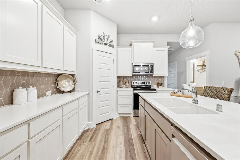 7236 Calistoga Lane Grand Prairie, TX 75054 - Photo 16 of 40 a kitchen with cabinets and appliances