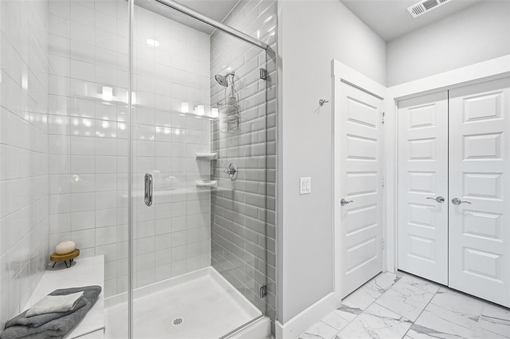 7236 Calistoga Lane Grand Prairie, TX 75054 - Photo 29 of 40 a bathroom with a shower