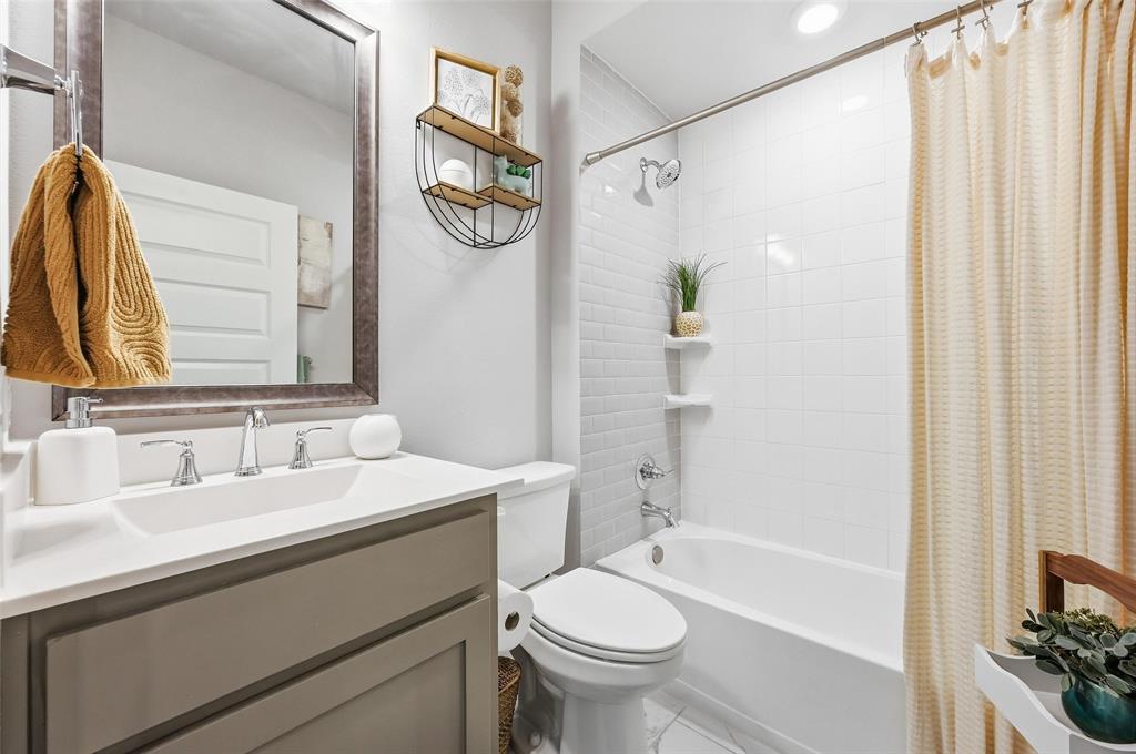 7236 Calistoga Lane Grand Prairie, TX 75054 - Photo 36 of 40 a bathroom with a sink toilet and shower