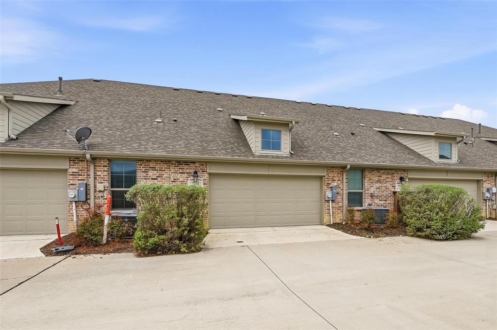7236 Calistoga Lane Grand Prairie, TX 75054 - Photo 39 of 40 front view of a house