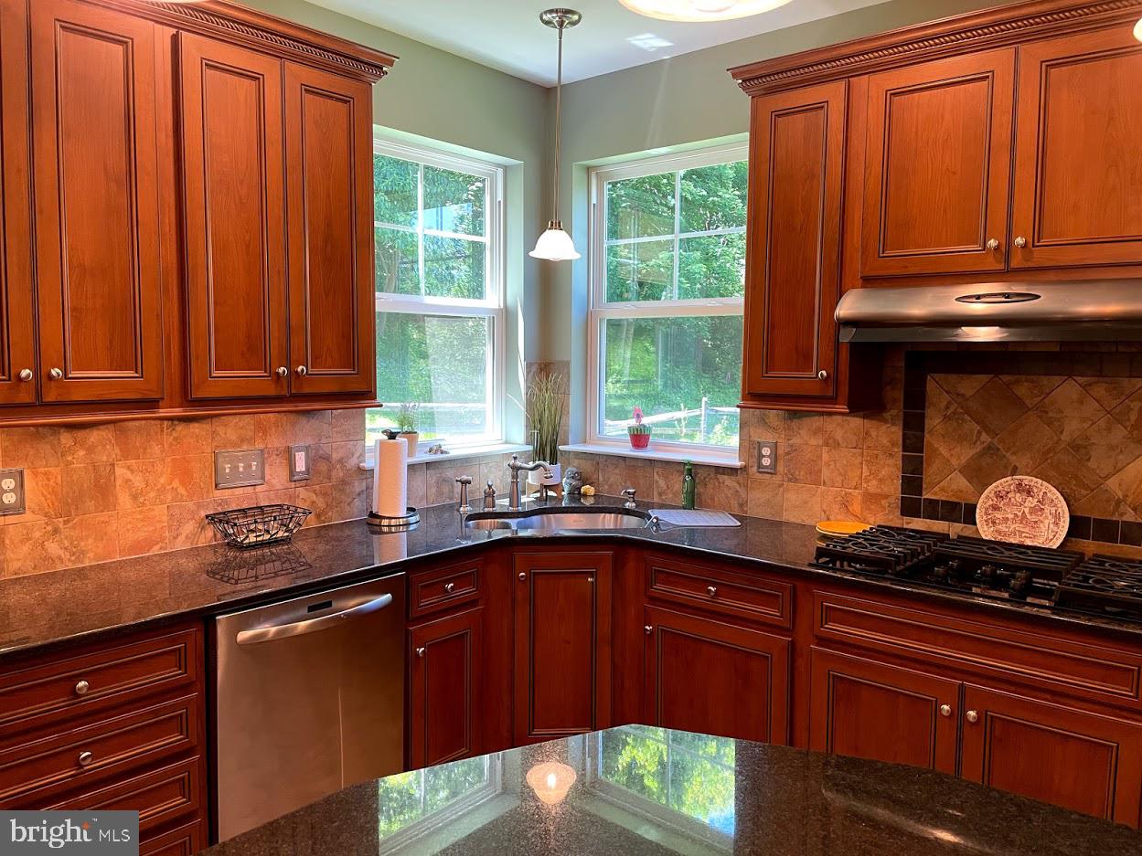 217 Chapel Hill Road Reading, PA 19608 - Photo 9 of 36