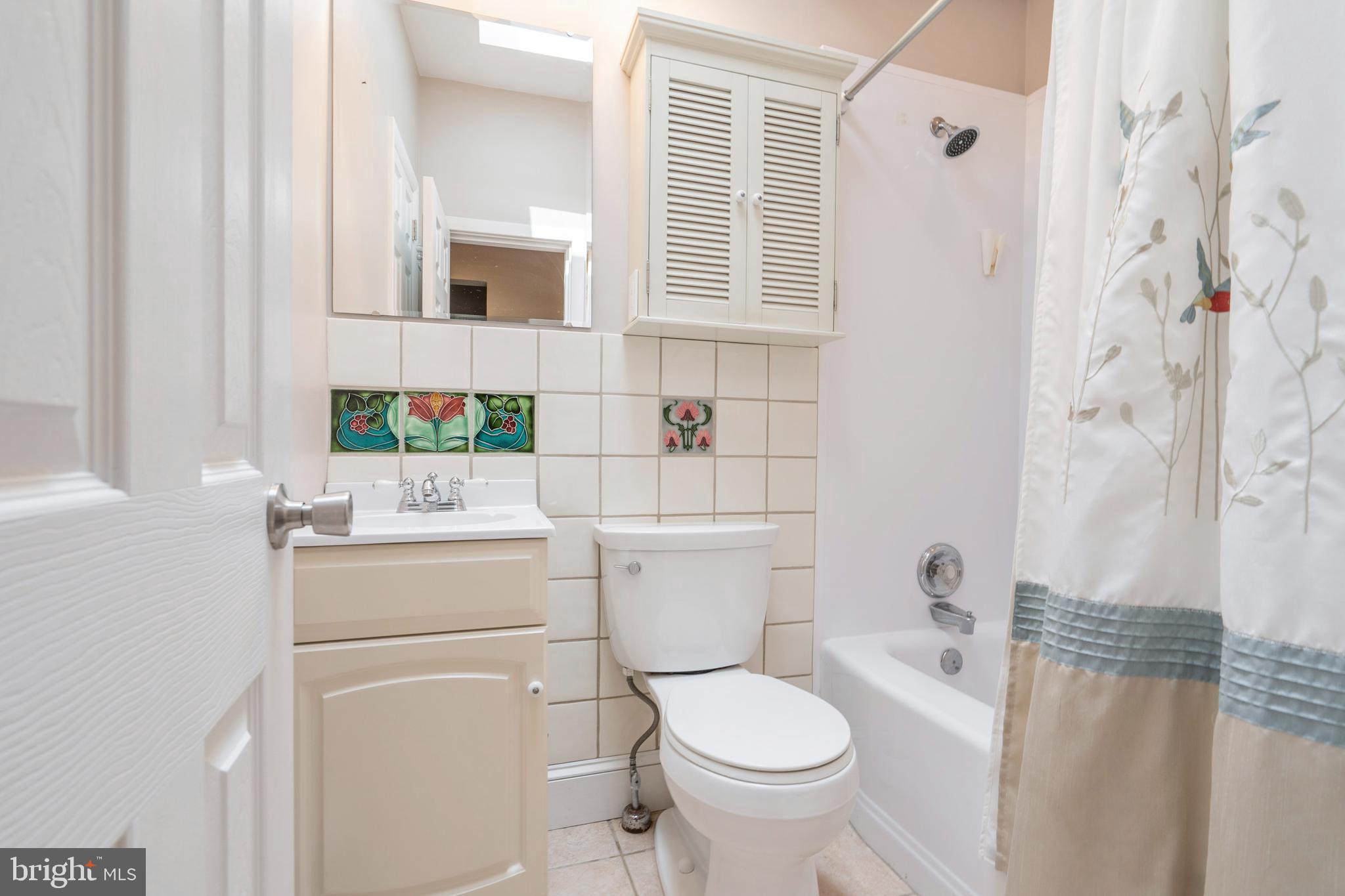 489 Woodhill Road Wayne, PA 19087 - Photo 31 of 48 Hall bath with tub and skylight