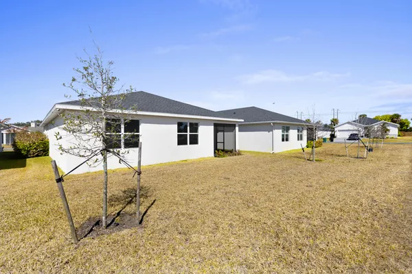 a view of a house with backyard