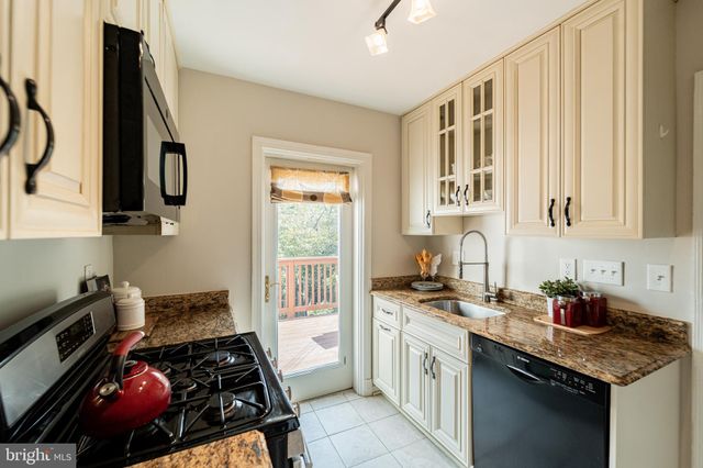 $860,000 | 205 Commonwealth Avenue, Alexandria, VA 22301