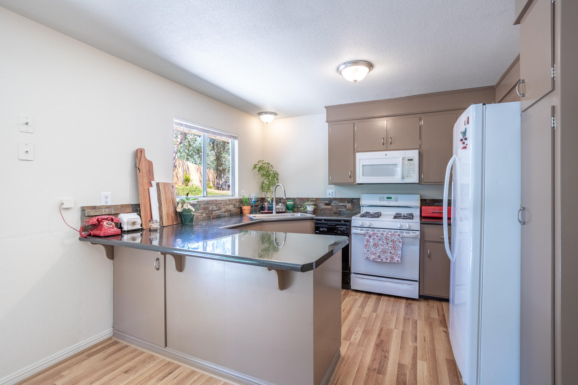 9380 Placer Road Redding, CA 96001 - Photo 6 of 20 Kitchen