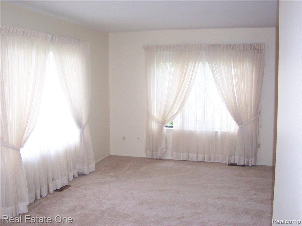 New Carpet & Paint Throughout!